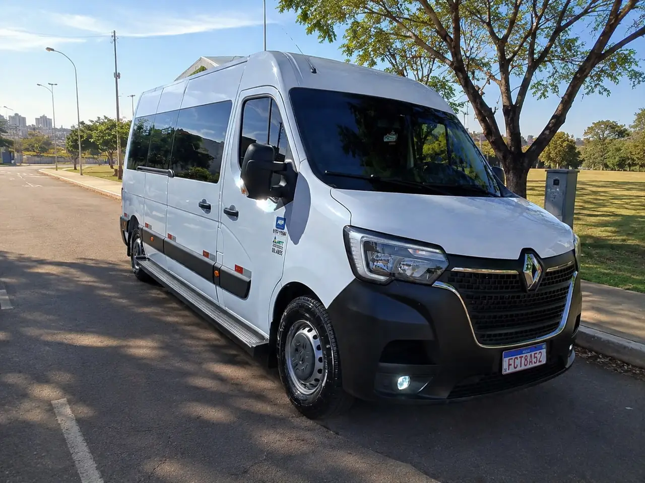 Bagageiro da van de transfer com espaço para malas